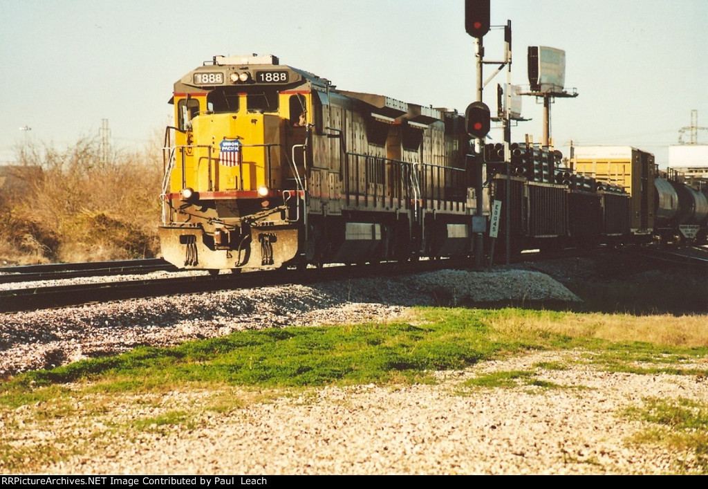 Southbound manifest approaches Tower 87